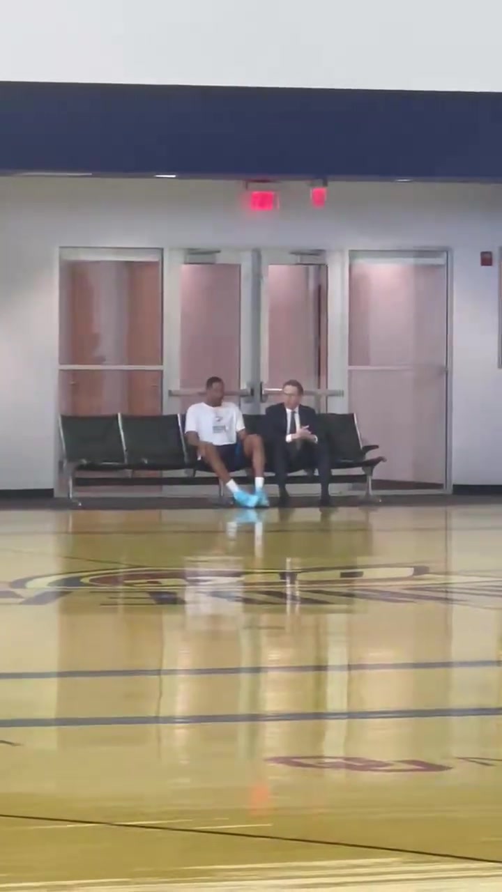 【视频】龙哥要危？普雷斯蒂与阿龙维金斯在此前队内训练期间谈话