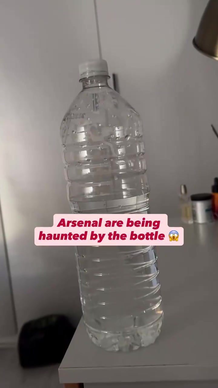 [体育头条]外网很火！网友恶搞：阿森纳球迷现在见不得瓶子！
