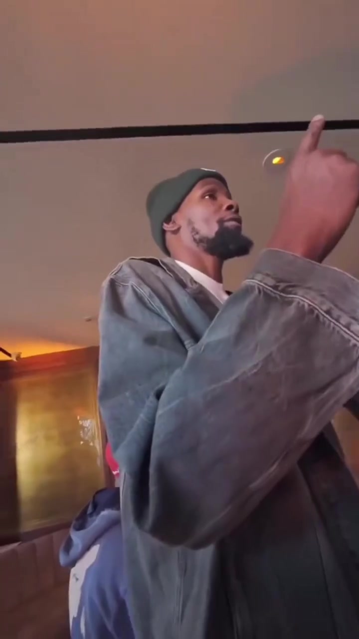  【篮球】客套话杜兰特跟球迷互动时表示 准备再打一年就退役了