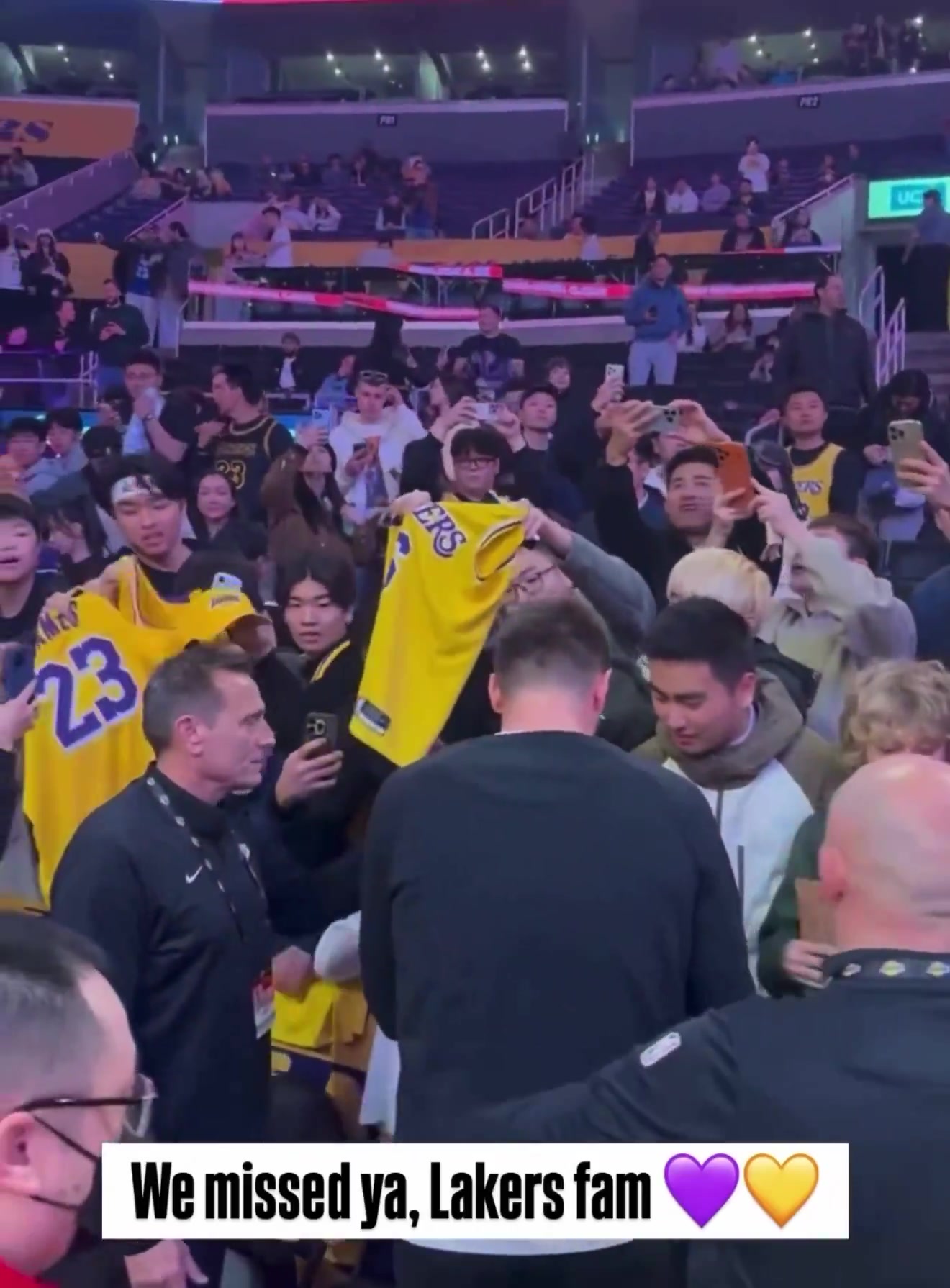 【东契奇】太宠粉啦！东契奇赛前给小球迷们一一签名~