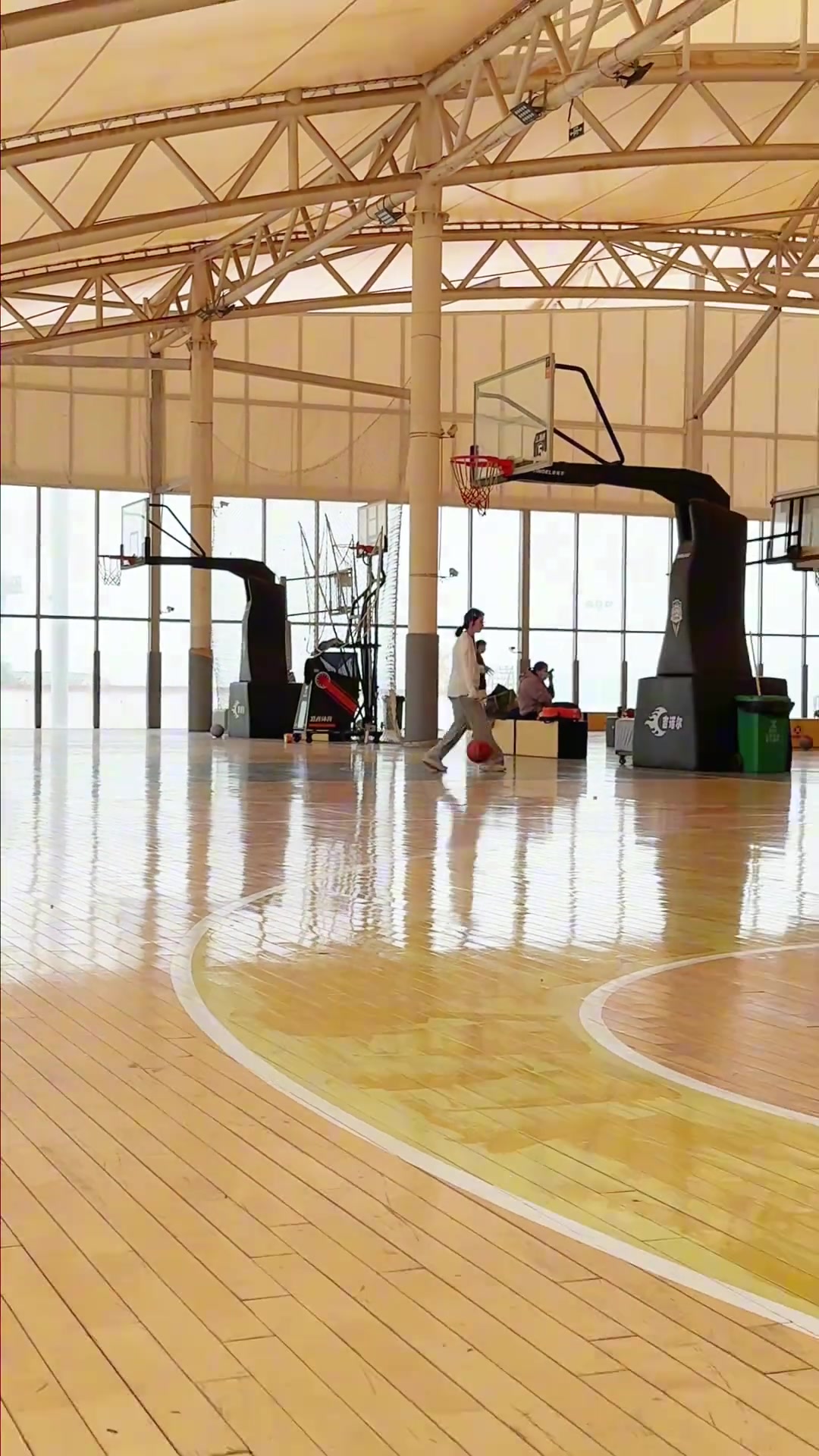 【集锦】小哥遇到一位篮球小姐姐 拍视频并成功1v1搭单挑成功 【集锦】小哥遇到一位篮球小姐姐 拍视频并成功1v1搭单挑成功