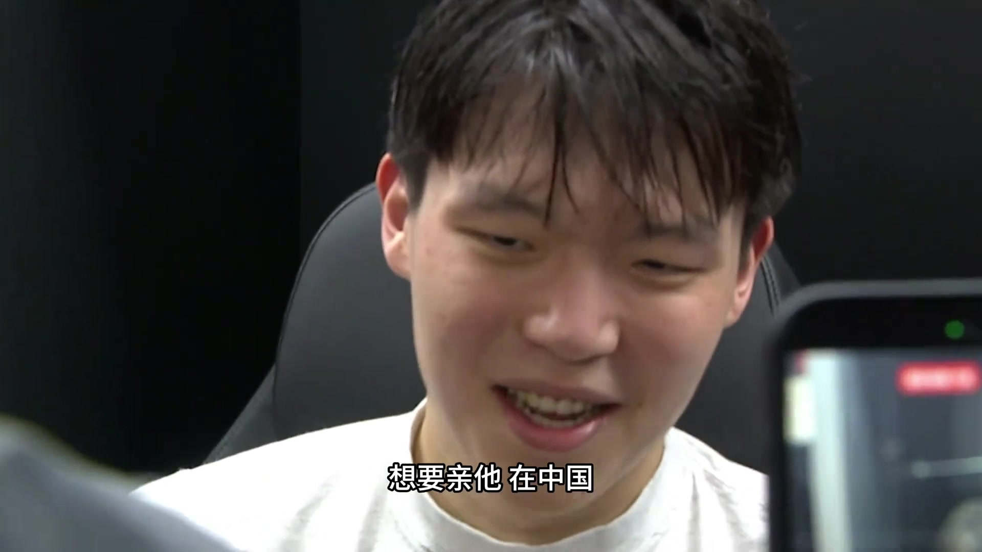 【开拓者】杨瀚森用英文回答后问翻译：是吗？这么说没毛病吧？