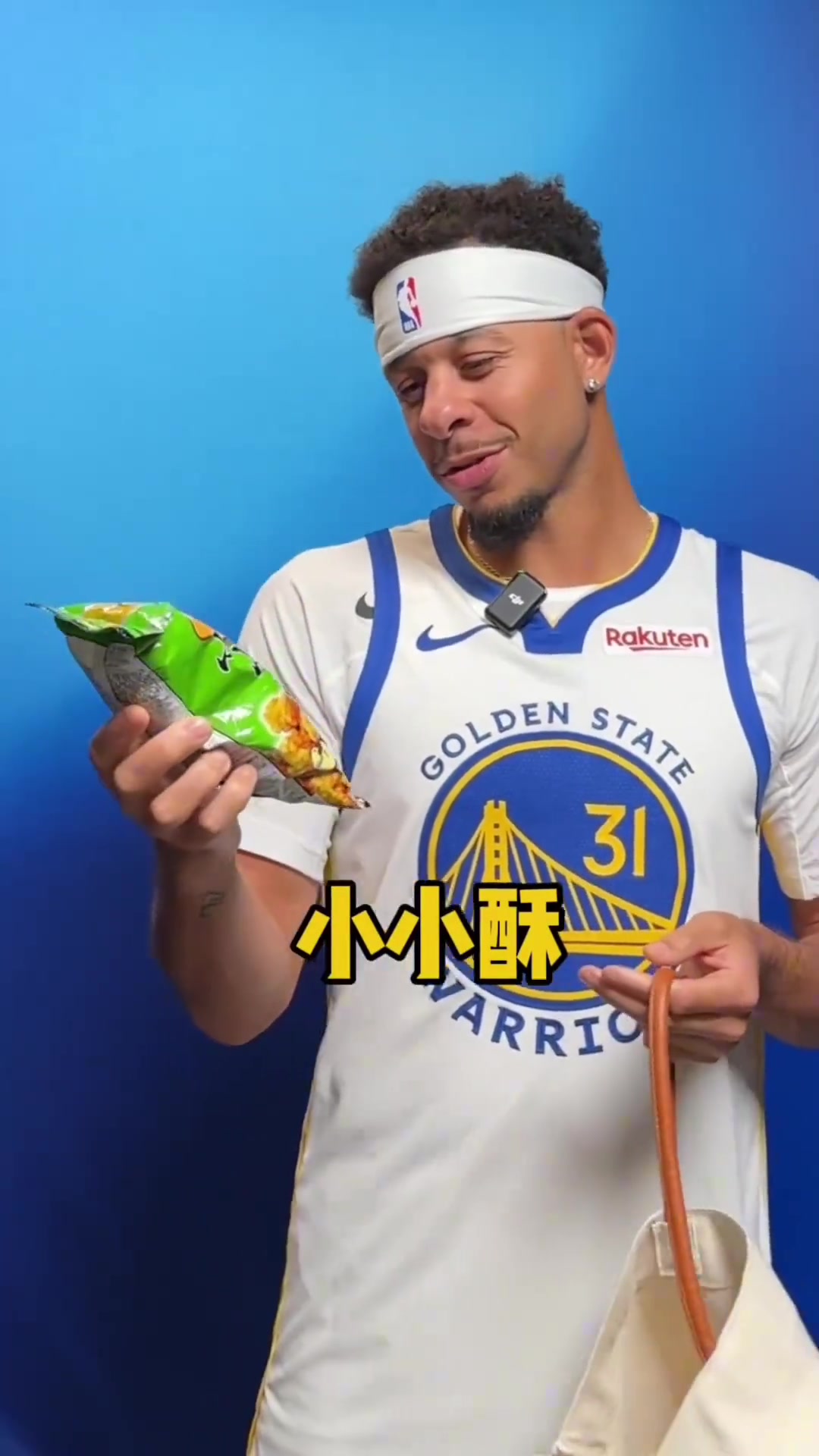 勇士球员喜提春节零食大礼包！