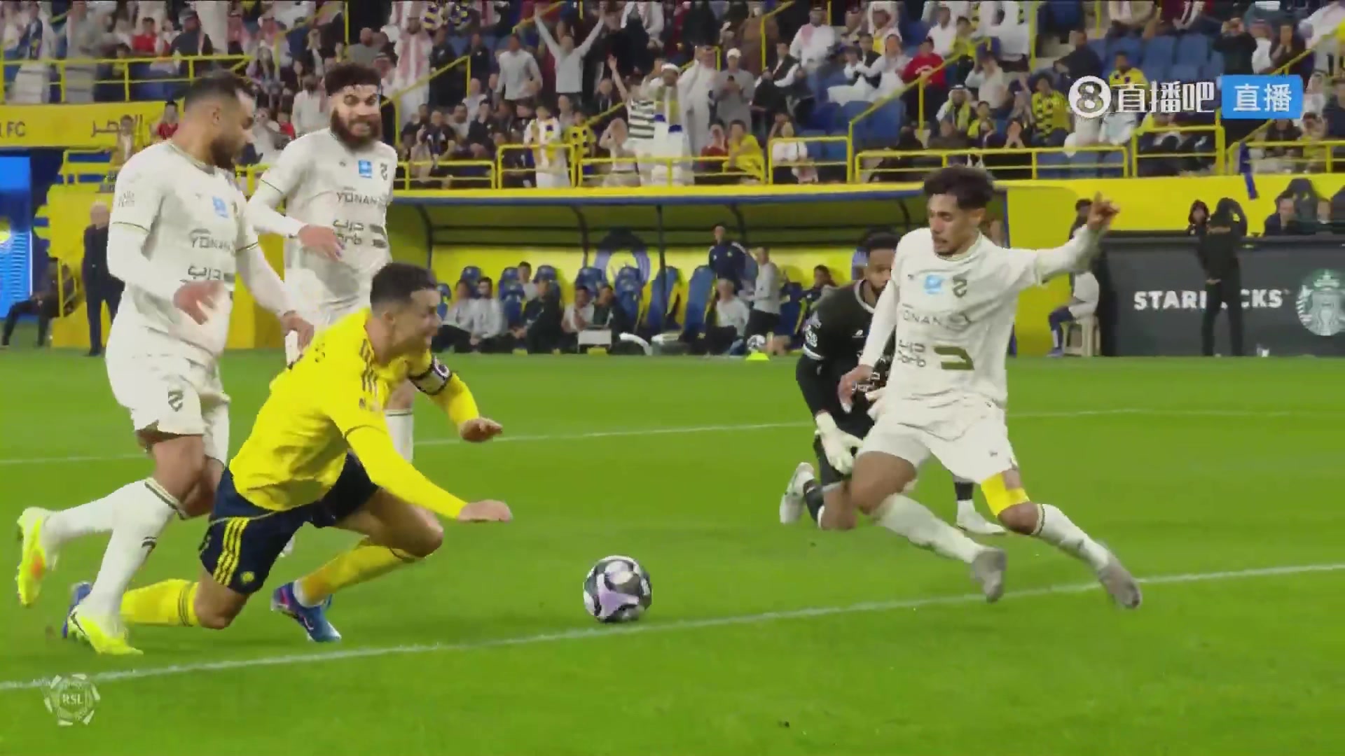 有争议！C罗空门被放倒未形成射门，裁判没有表示