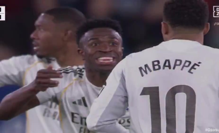 [視頻/集錦]姆總真不習慣踢中鋒??維尼修斯比賽中多次提醒姆巴佩前插