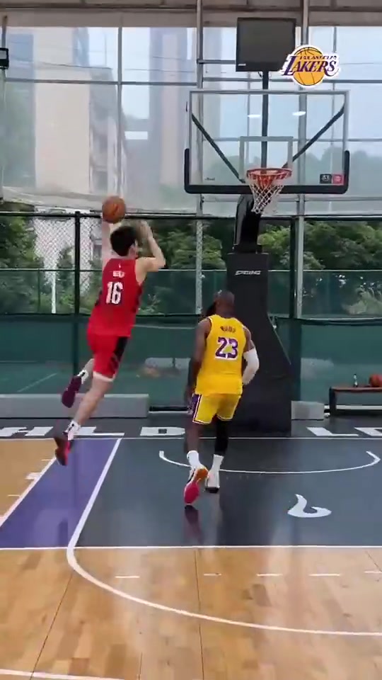 [推荐]要是真的就牛了球迷AI制作杨瀚森单挑打爆老詹！各种暴