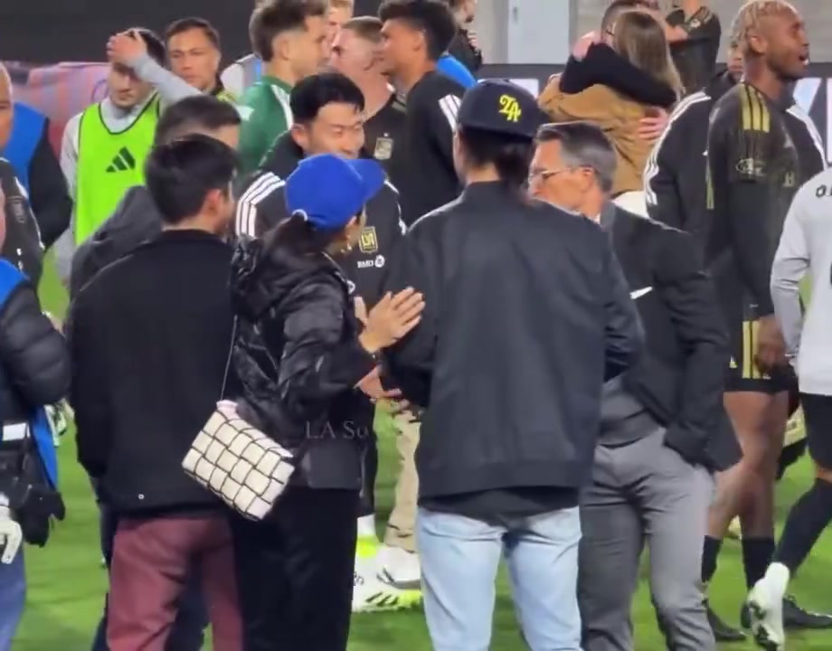 [推荐]看过他的电影吗？孙兴慜和演员李秉宪昨日赛后合影留念！