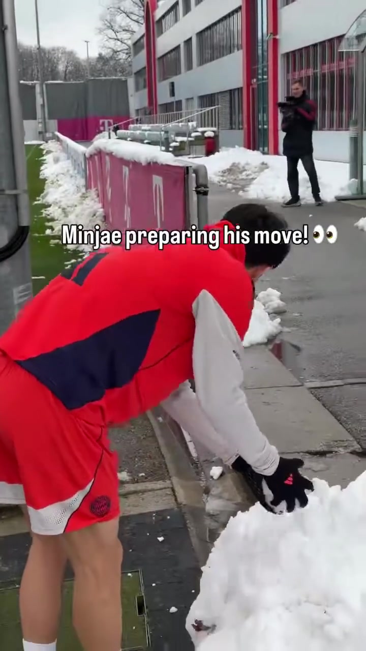 【推荐视频】男人的快乐！拜仁训练之前的打雪仗环节！