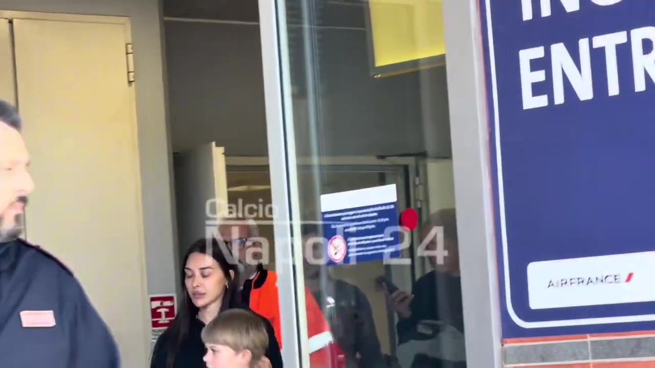 [球迷看点]距离复出越来越近！德布劳内携家人和猫返回意大利那