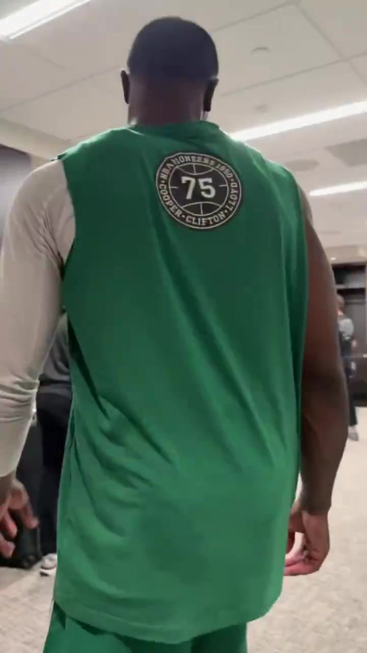 【视频】看凯尔特人今天赛后更衣室这个氛围，不知道的以为输了湖人20分