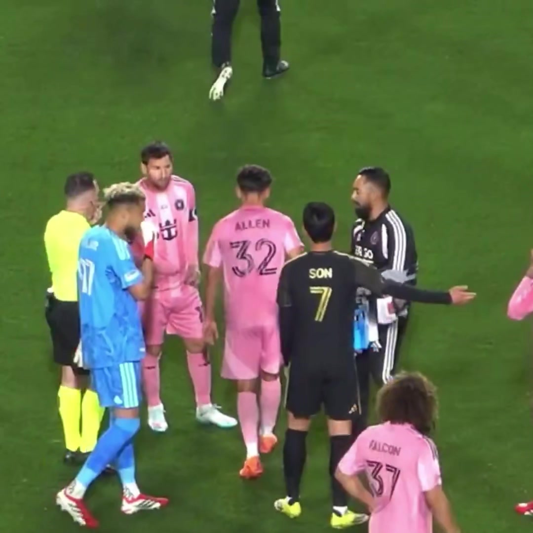 德保罗跟孙兴慜说了些什么，但他没去找裁判，而是向梅西打报告