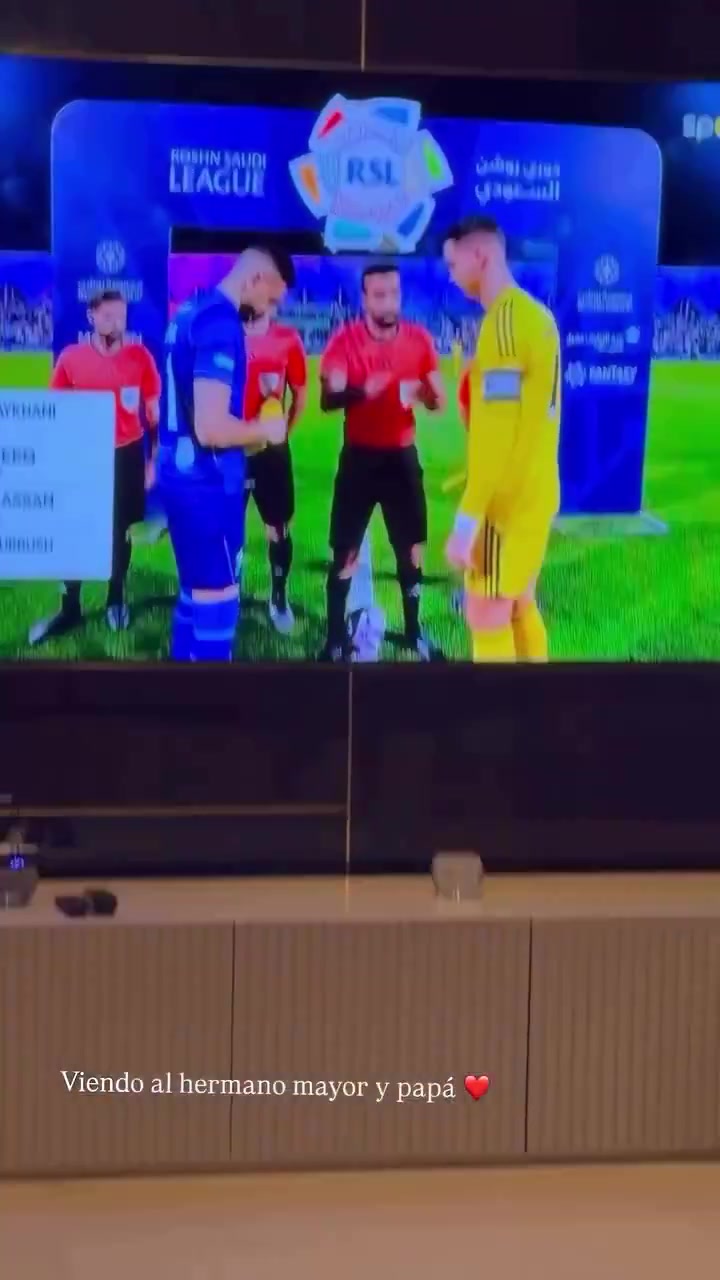 [精彩剪辑]实拍：C罗的小儿子同时看着爸爸和哥哥比赛，真可爱