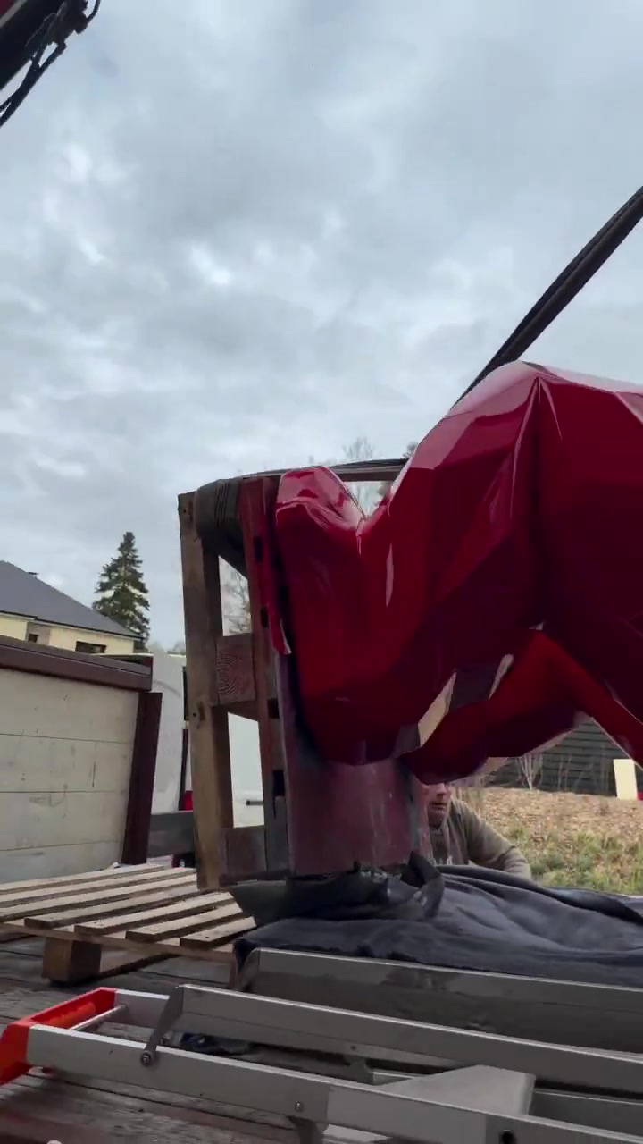 【视频】卢卡斯买了一尊四米高的“狂野金刚”雕像，手里拿着世界杯奖杯！