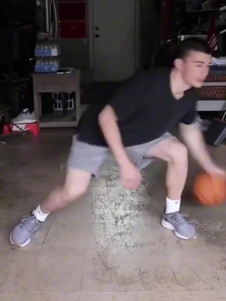 [你怎么看？]这套下来CBA没几人能做到？普理查德在车库运球