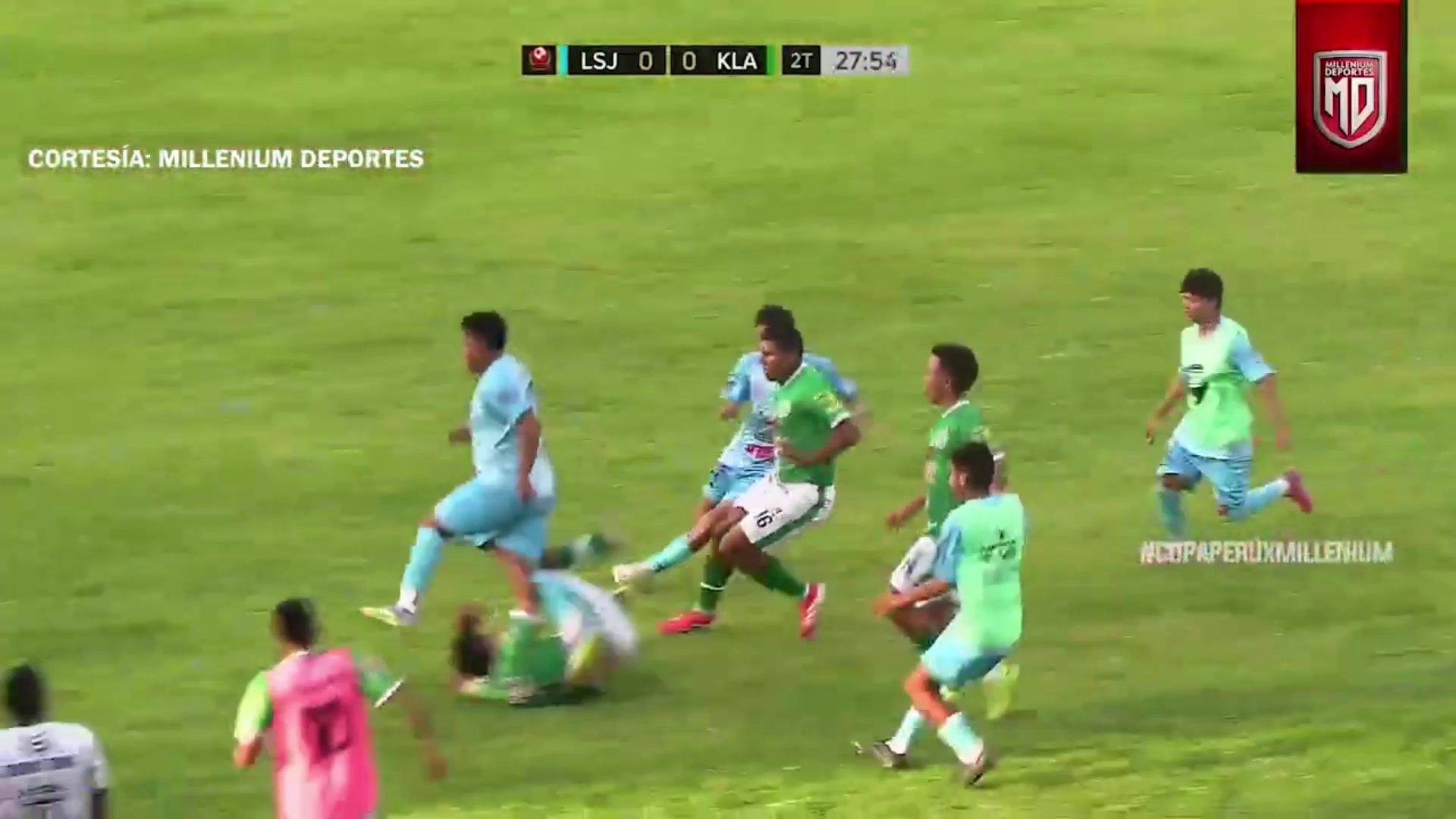 【视频】太暴力了！秘鲁杯球员飞踹+大乱战，警察出面制止，比赛中断