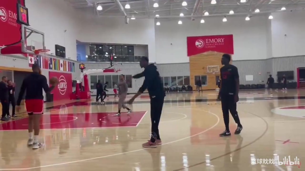 【有道理嘛?】能否兑现天赋？库明加在老鹰队的首次公开训练画面