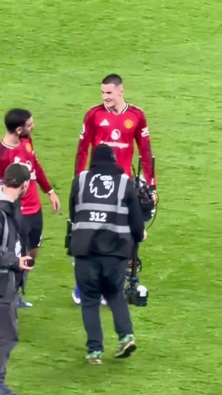 【推荐】实拍：舍什科和B费在谢场前讨论着什么，这孩子求知欲很