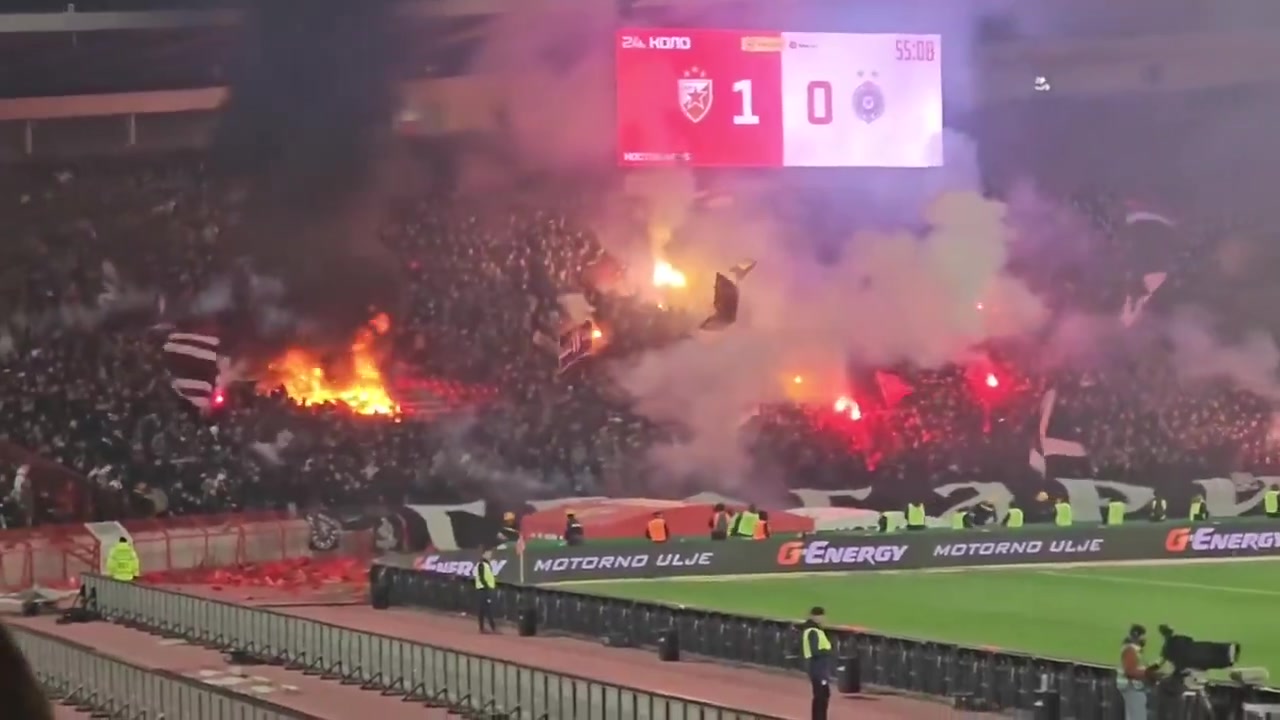 [足球]烧起来了！贝尔格莱德游击队球迷烧毁了贝尔格莱德红星体育场！