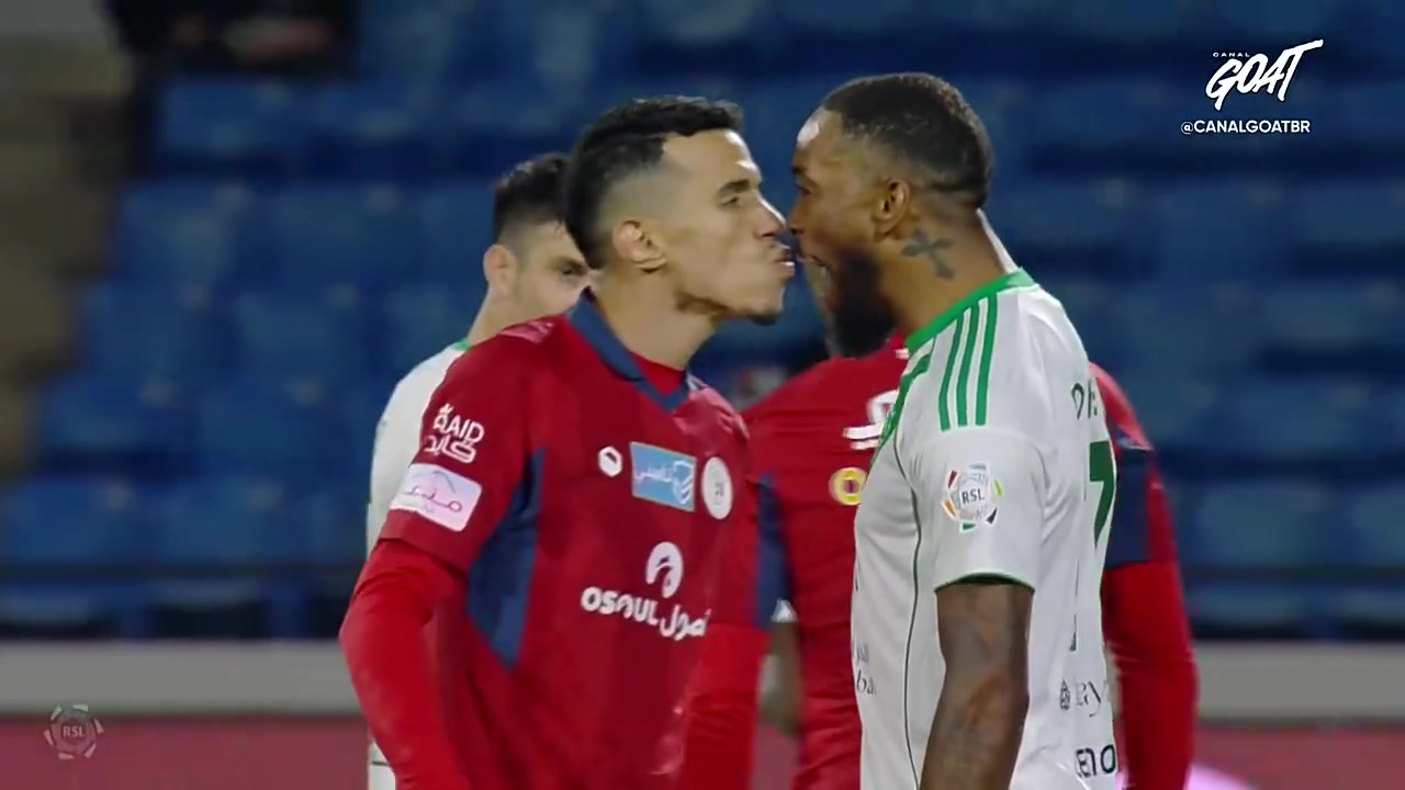 [足球]情不自禁？两人场上发生争吵，其中一名球员撅嘴亲人