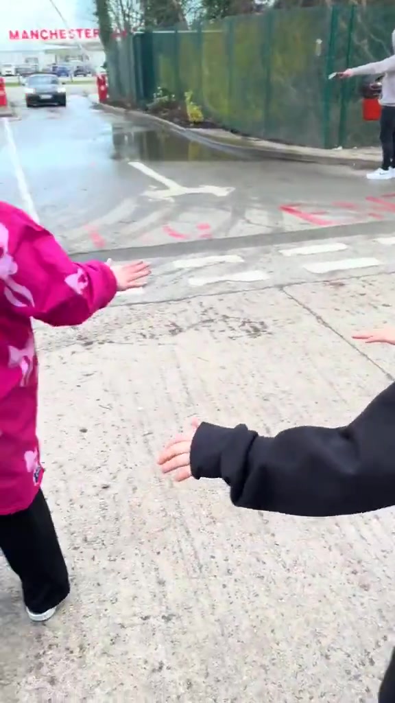 【视频看点合集】球迷小朋友在库尼亚车前跳起他的庆祝舞蹈，逗得