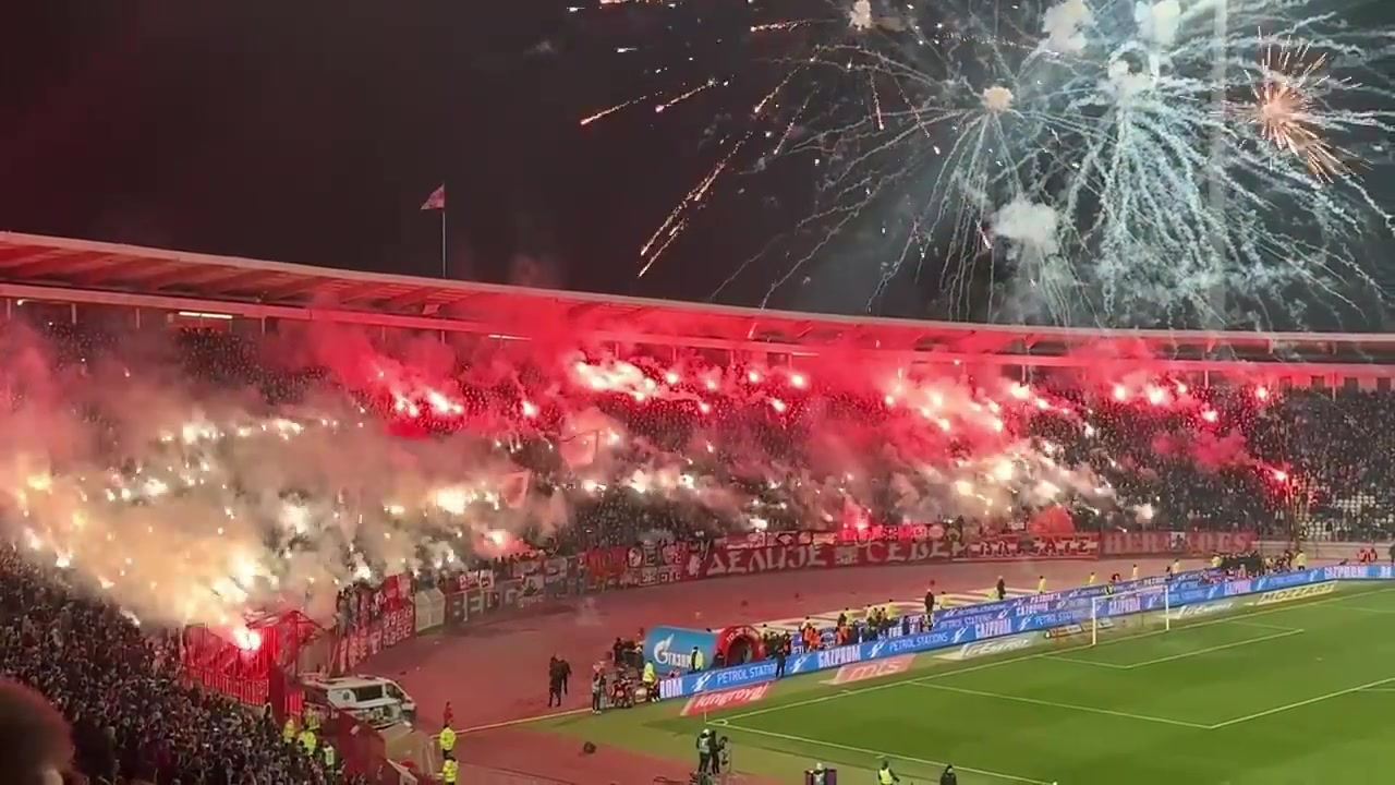 [五洲]看台变火海！贝尔格莱德德比红星球迷燃放烟花爆竹！