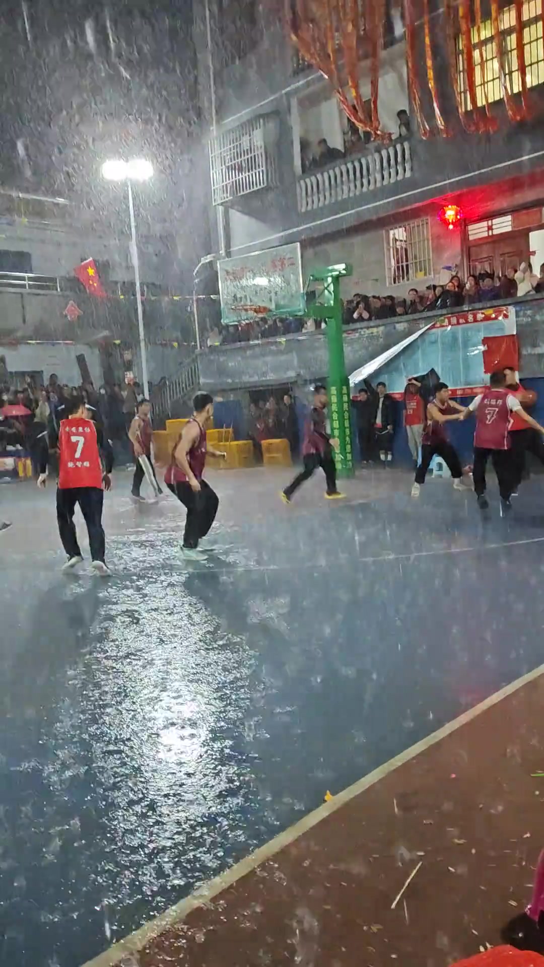 【今日爆点视频】贵州的篮球太疯狂了！下大雨也打 晚上也打通宵？！