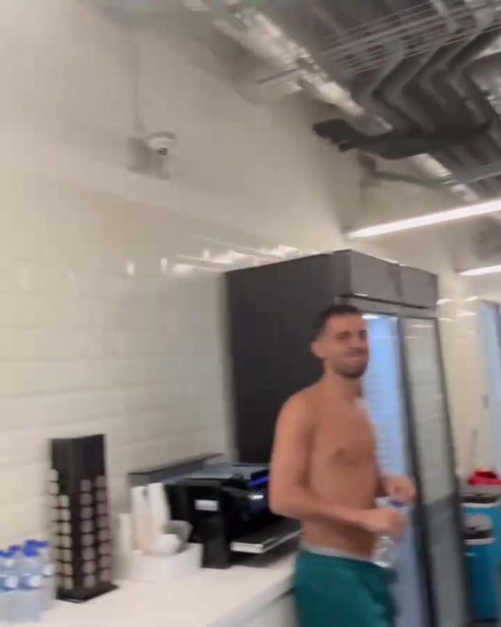 【有道理嘛?】职场霸凌！搞笑瞬间：B席喝水的时候捏他的瓶子~