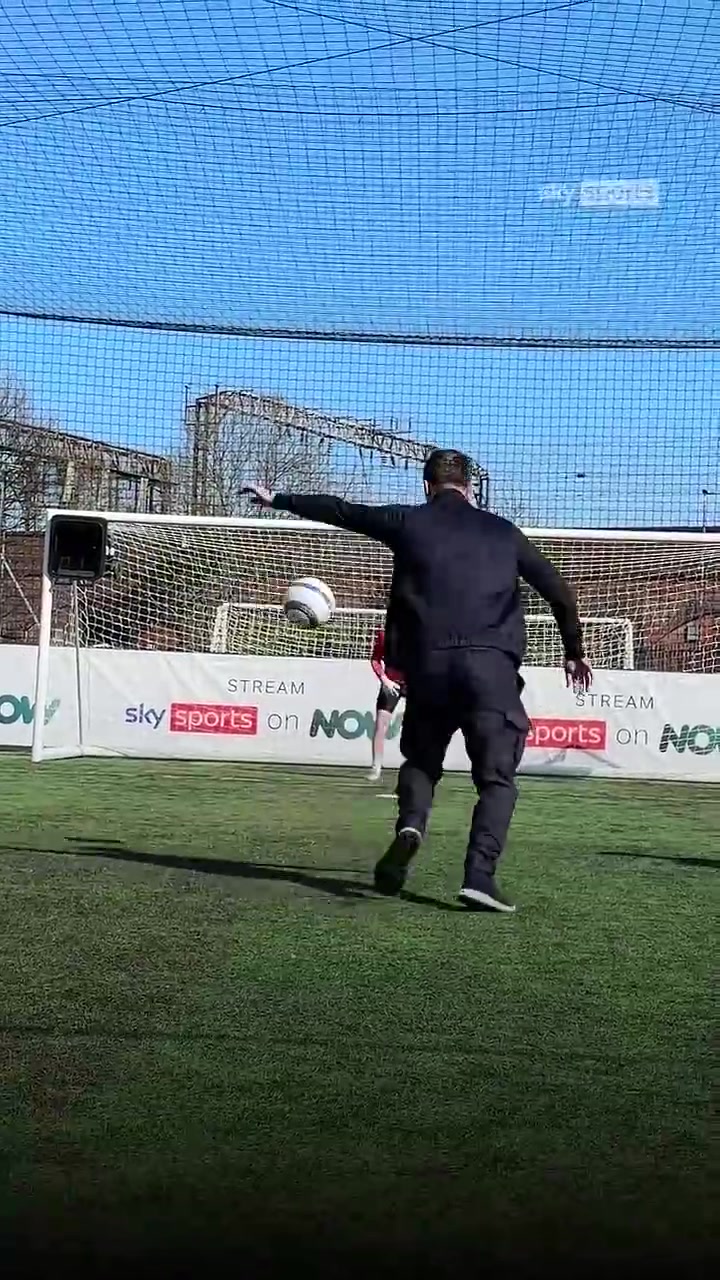 【推荐视频】大家期待许久了！名场面：加里内维尔挑战边射死角边鬼叫~