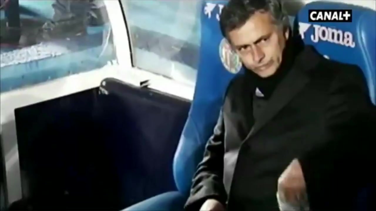 【球迷看点】镜头语言这块！回顾穆帅皇马幽默一刻：口香糖被小球