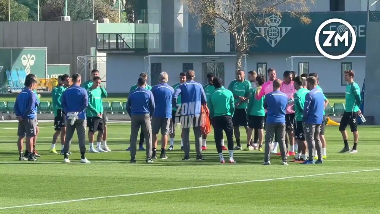 [足球]贝蒂斯训练花絮：福尔纳尔斯和安东尼一起被队友庆祝生日！