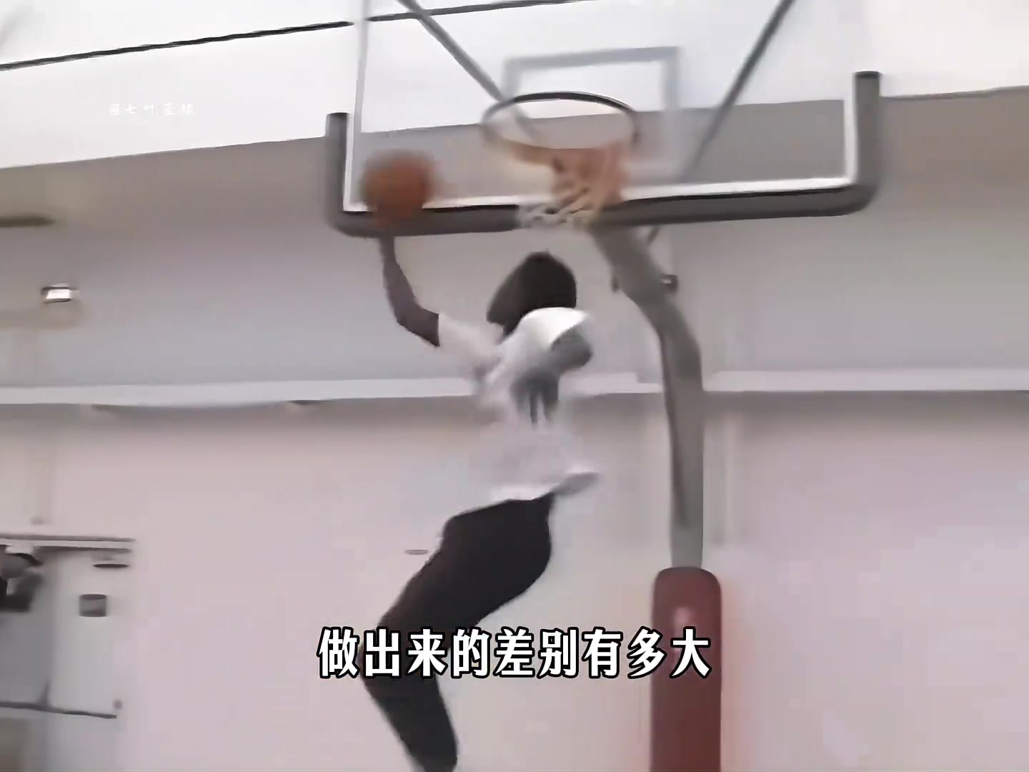 [值得一看]同样是在空中做动作，不同水平的球员做出来的差别有