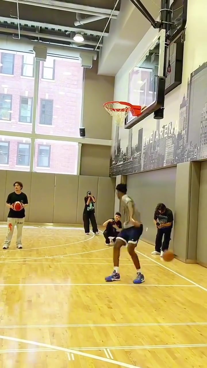 【值得一看】詹姆斯一家三口展示扣篮，布莱斯和布朗尼抢着给老爸争面子...