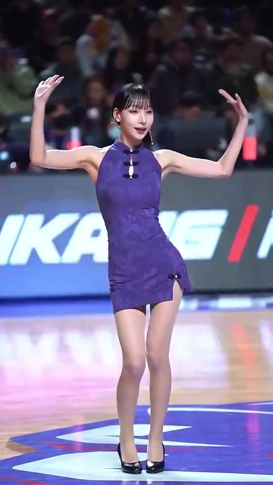 韩国啦啦队美女郑熙静身穿旗袍热舞！怎么把鼻子给整歪了呀？