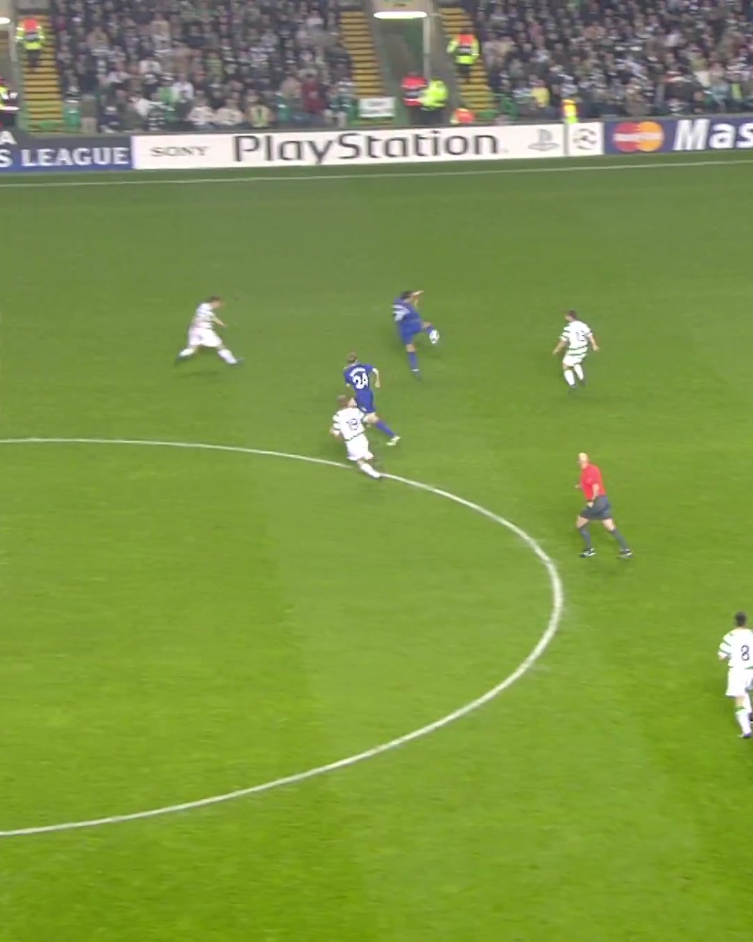 脑后长眼！欧冠官方发布C罗脚后跟传球集锦