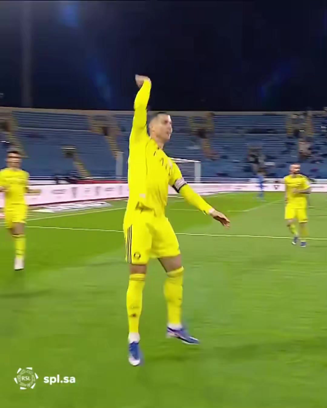 新庆祝动作？C罗破门后做出盖帽的庆祝动作