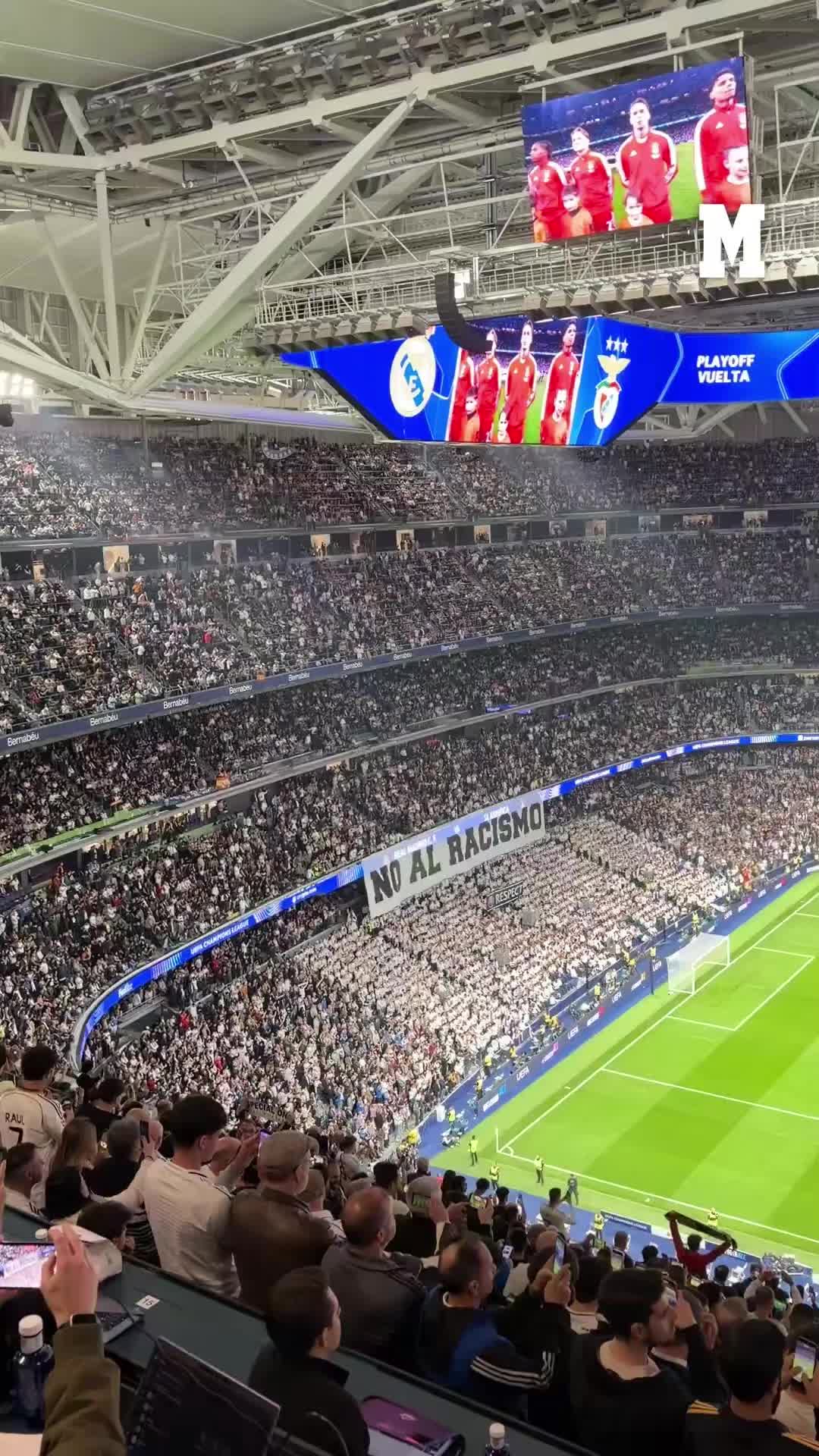 皇马对阵本菲卡赛前，现场打出了支持维尼并反对种族歧视的横幅