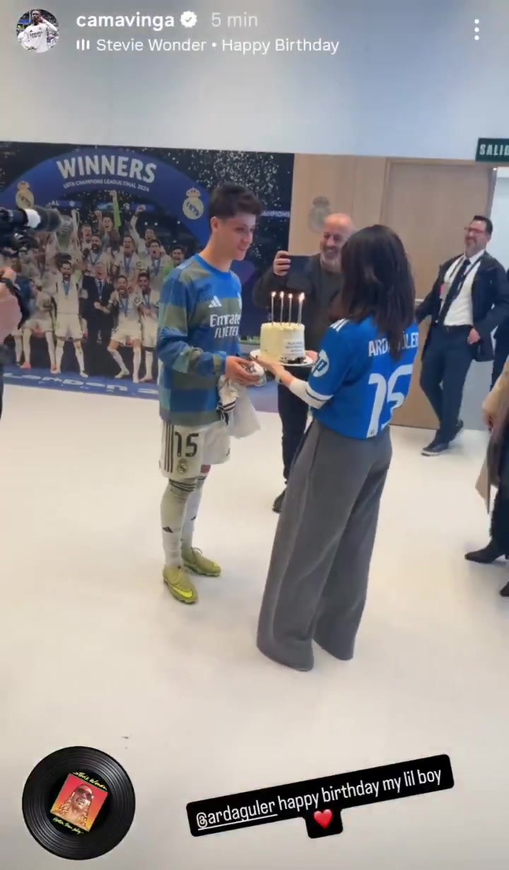 [皇家马德里]实拍：赛后居莱尔的女友为他送来蛋糕庆祝生日，好恩爱的小两口