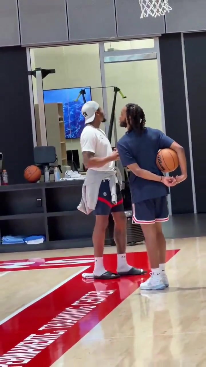 [精选镜头]受伤的比尔现在已不用拐杖 在训练后与加⭐兰+邓恩