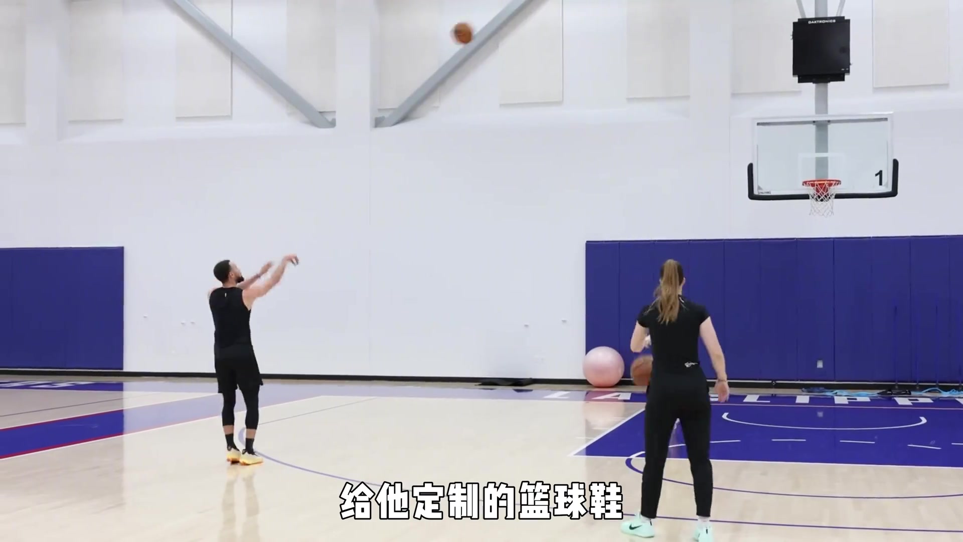 [球迷热播]低谷期对克莱不离不弃！有人情味的安踏这次能拿下库