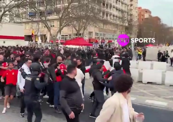 [值得一看]乱成一片❗️本菲卡球迷与马德里警方在伯纳乌附近发生冲突