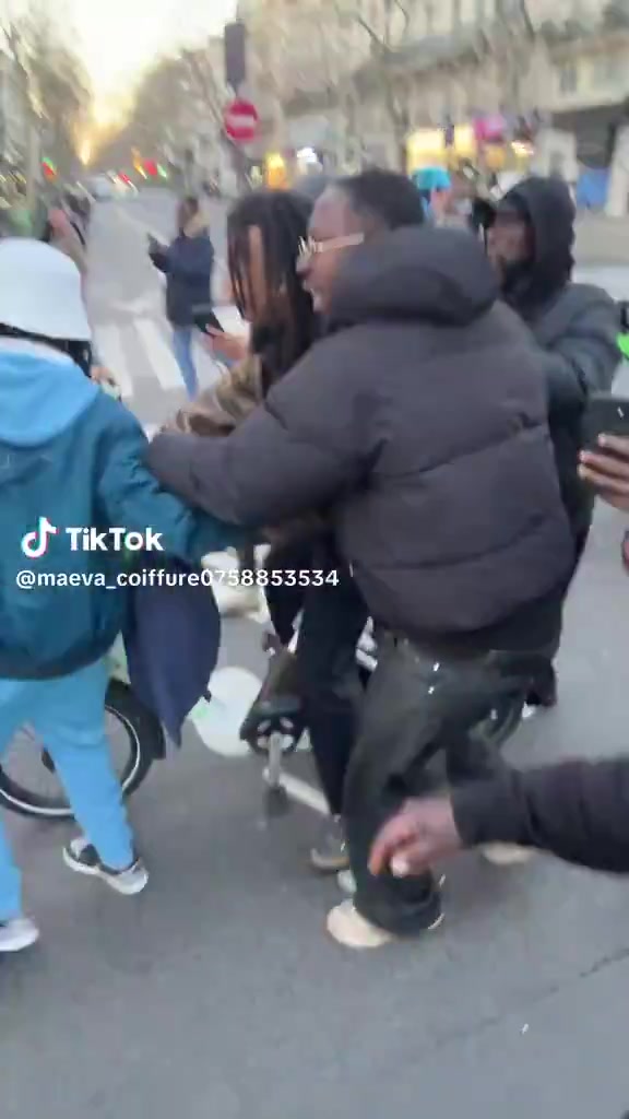 【值得一看】有人在巴黎市中心的红城堡夜总会发现了孔德，然后孔德就被包围了