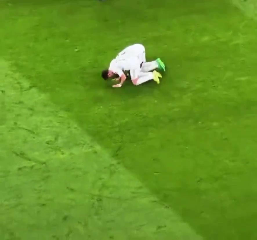 【体育头条】何意味？实拍：吕迪格拉着居莱尔一起下跪磕头，居莱尔真做了