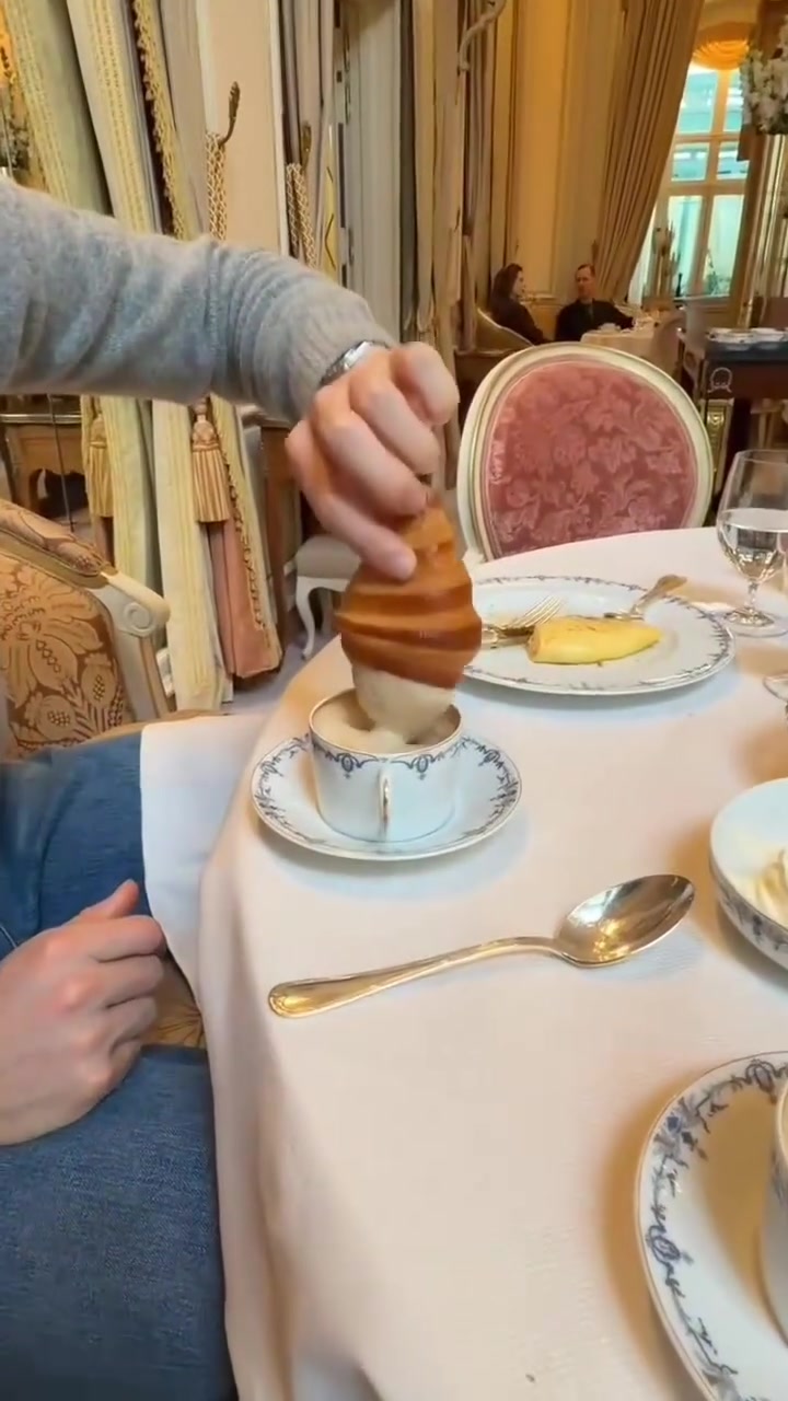 [体育视频]这就是人生！哈兰德和伊莎去巴黎吃牛角包！