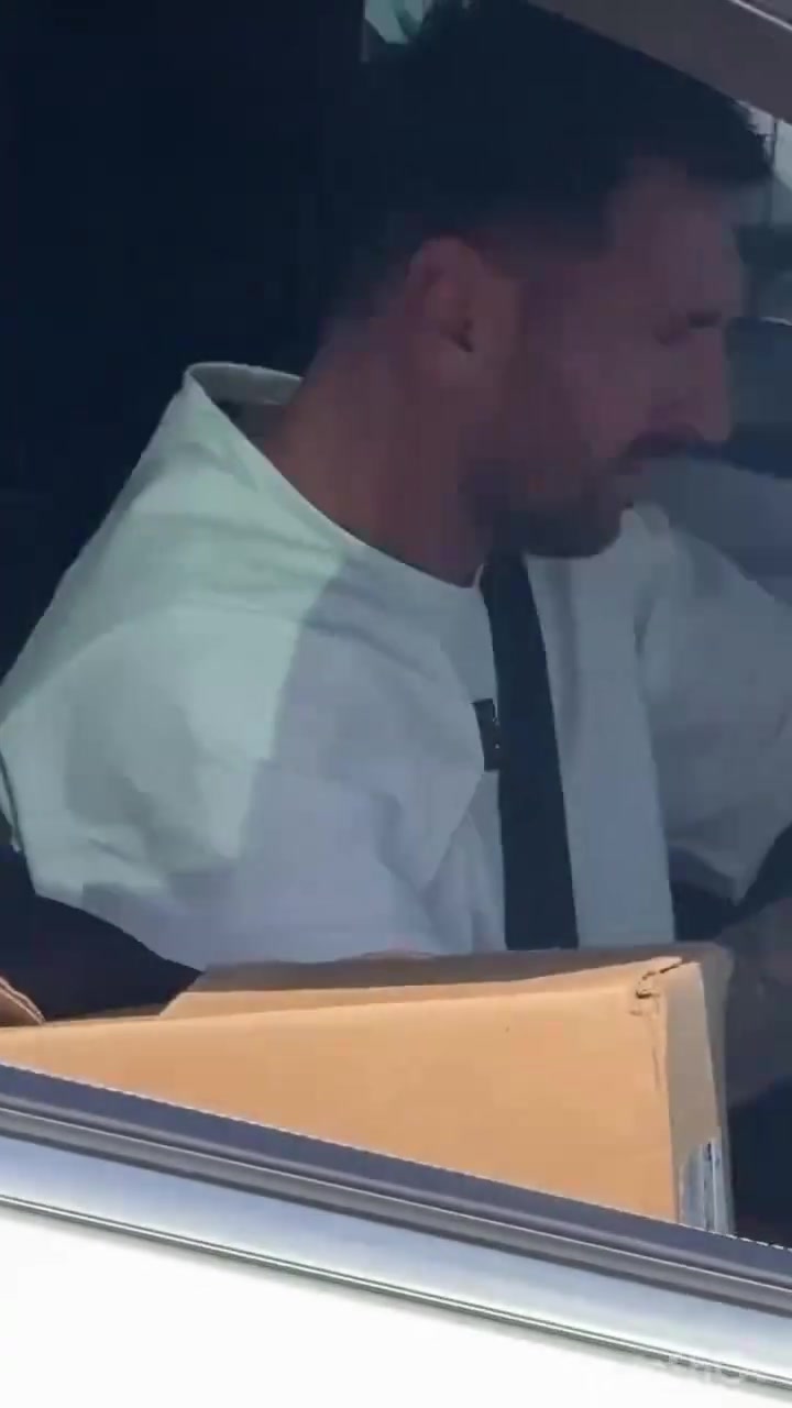 【你怎么看？】撞大运了！球迷开车时偶遇梅西，梅西耐心为他签了