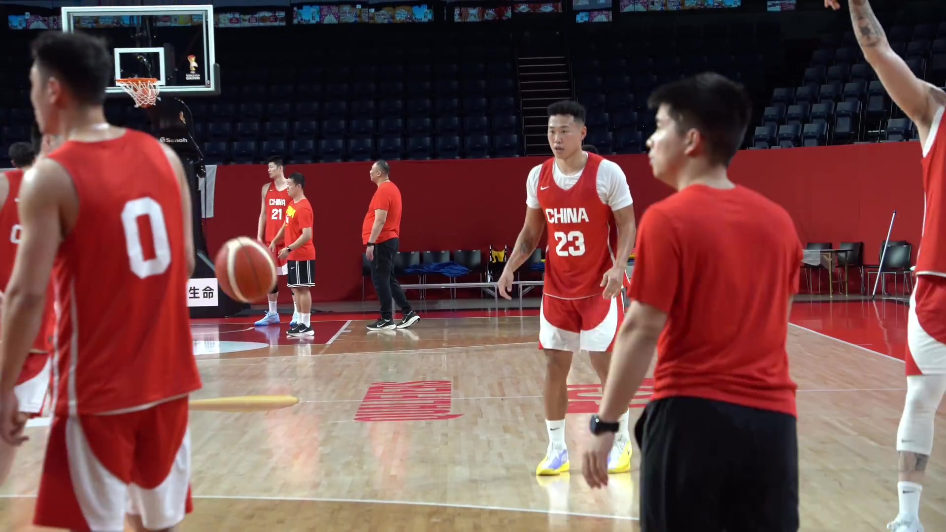 【今日视频】训练服不太好看？中国男篮上午踩场训练准备晚上打日本比赛