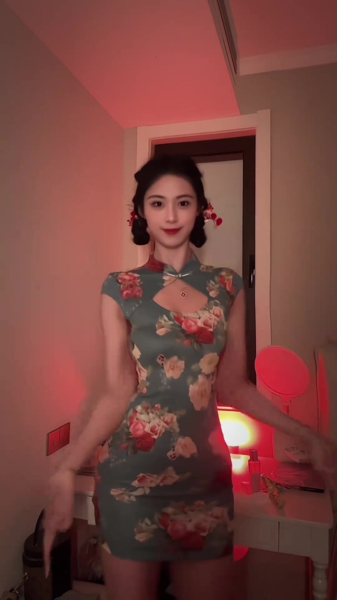 [推荐视频]这腰臀比性感啊女篮球员卓识穿新中式旗袍热舞~