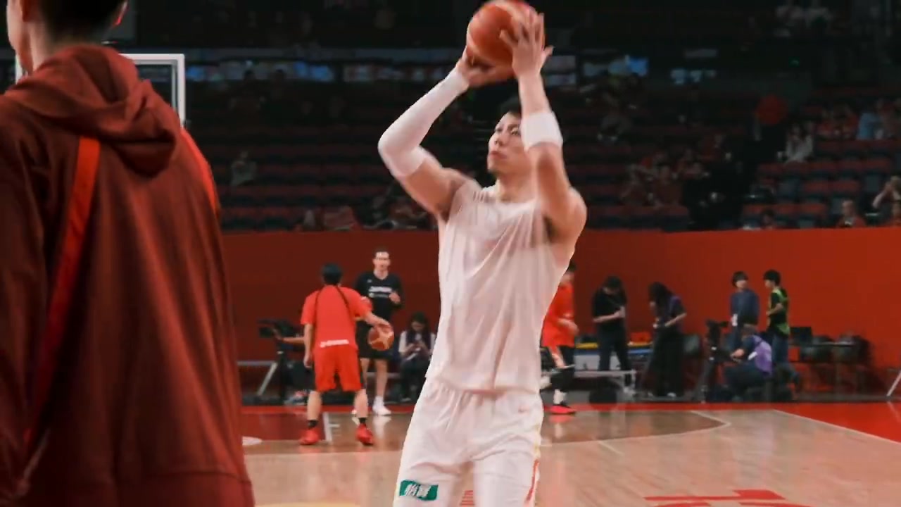 [有道理嘛?]男篮世预赛中国vs日本赛前张镇麟投篮热身~