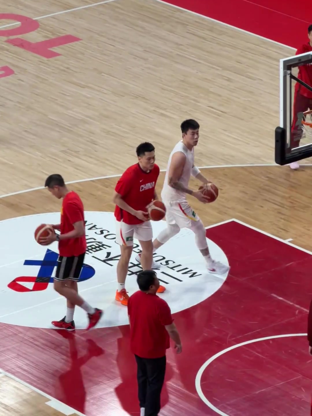 【推荐】严阵以待！对阵日本男篮赛前，李弘权和张镇麟认真热身训练~