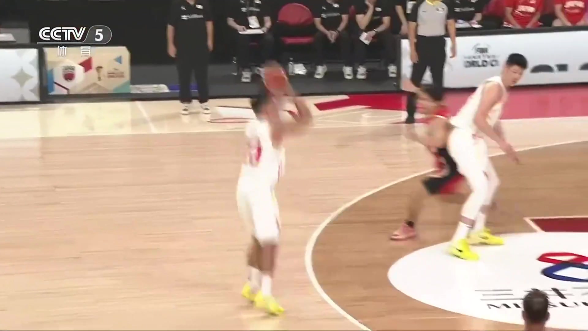 太关键了贺希宁弧顶接球直接拔！三分再度飙中！