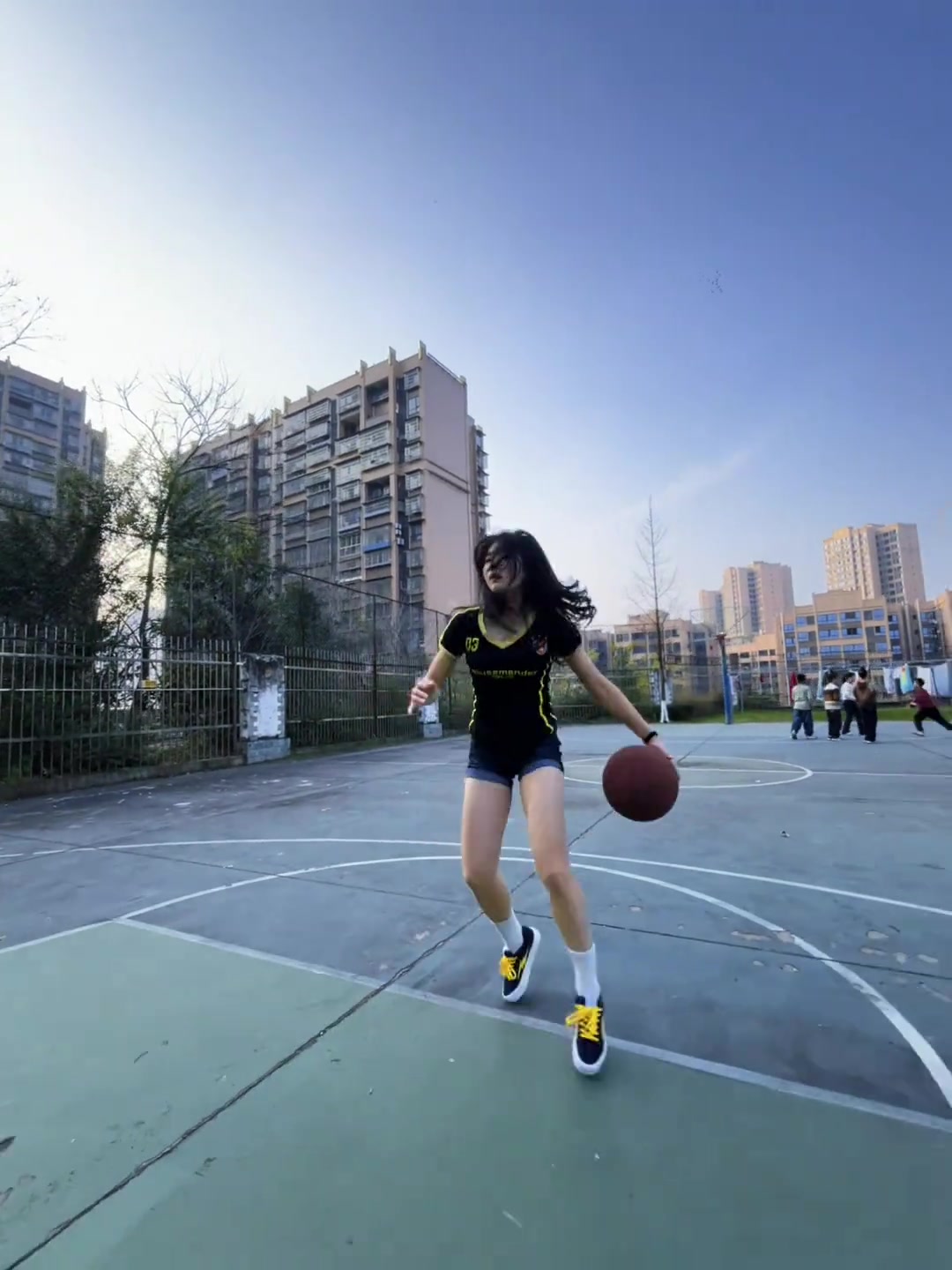 她都破了我的心防了，我怎么还能用身防住她呢？